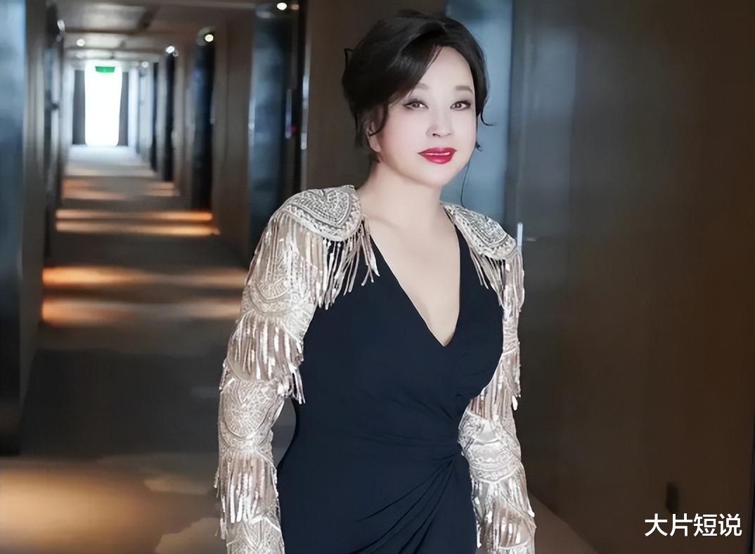 71岁刘晓庆近照！无皱纹的年轻漂亮再次证明她是不老女神