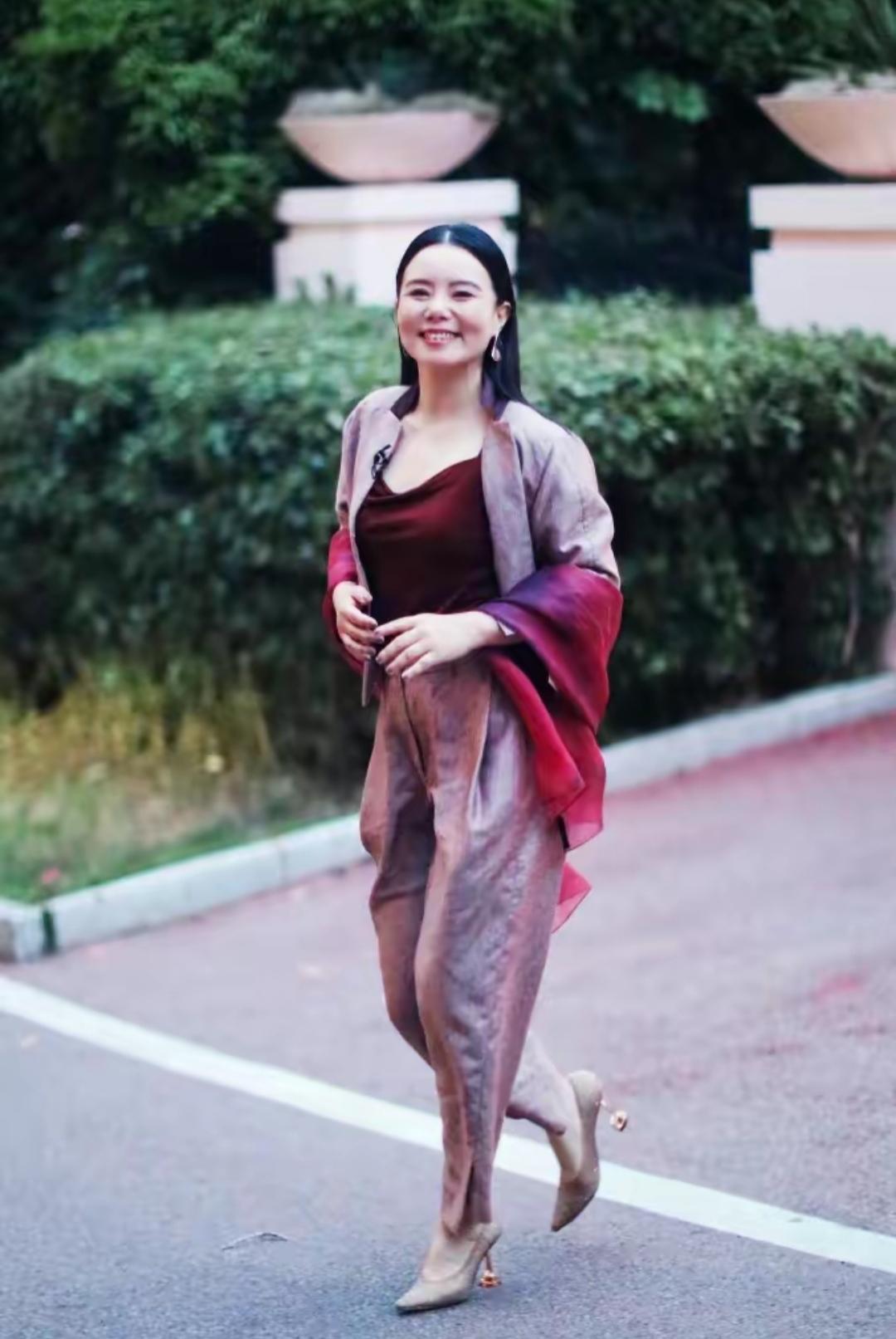 乘风破浪的姐姐|浪姐4初舞台开录，贾静雯白到发光，陈嘉桦妩媚，吴倩少女感十足