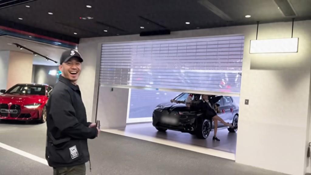 香港男星获女友送百万豪车！满脸兴奋傻乐不停，随即心疼多花20万