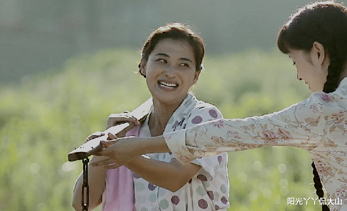 安杰|父母爱情：穿着高跟鞋和布拉吉去挑水，此举背后安杰在想什么呢？