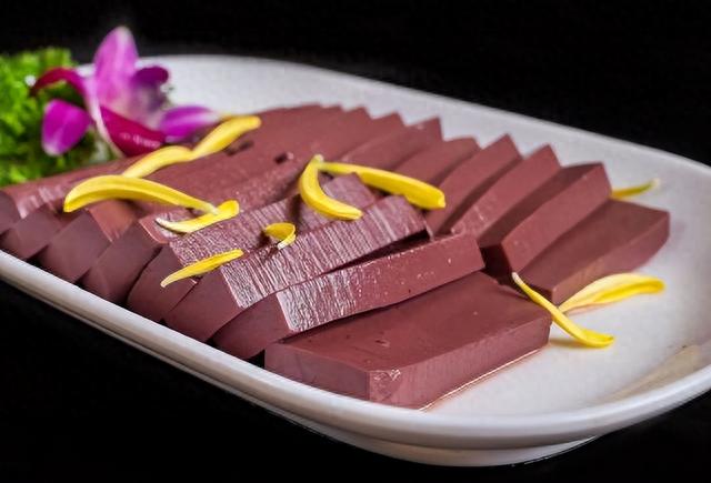 吃了猪血后大便发黑,是肺在排毒?还是身体有问题?医生说出答案