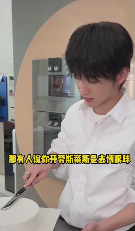 摆摊|好利来二公子摆摊惹争议，开百万豪车卖6块6蛋糕，网友质疑是炒作