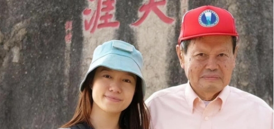 杨振宁罕露面！声音虚弱脖子现肿块，翁帆面无表情签下离婚协议