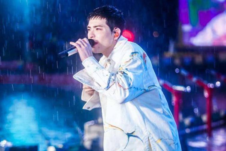 萧敬腾50岁未婚妻背景曝光,双硕士女老板,帮其挡黑道赚上亿房产