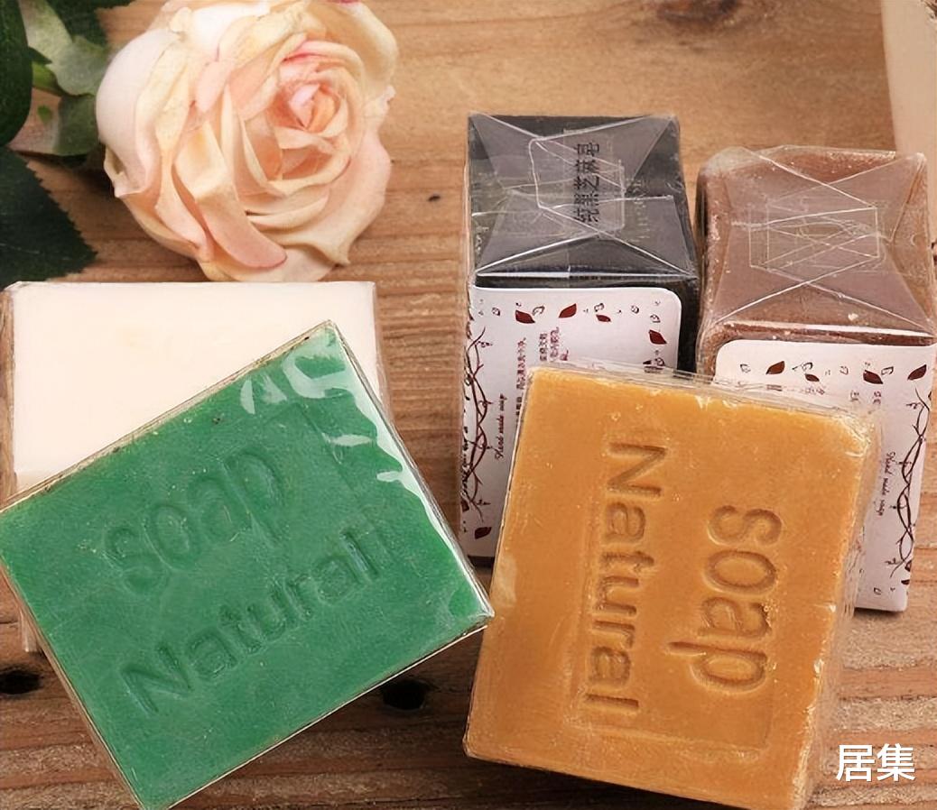 冬天洗澡时,用香皂好还是“沐浴露”好?原来我一直都做错了