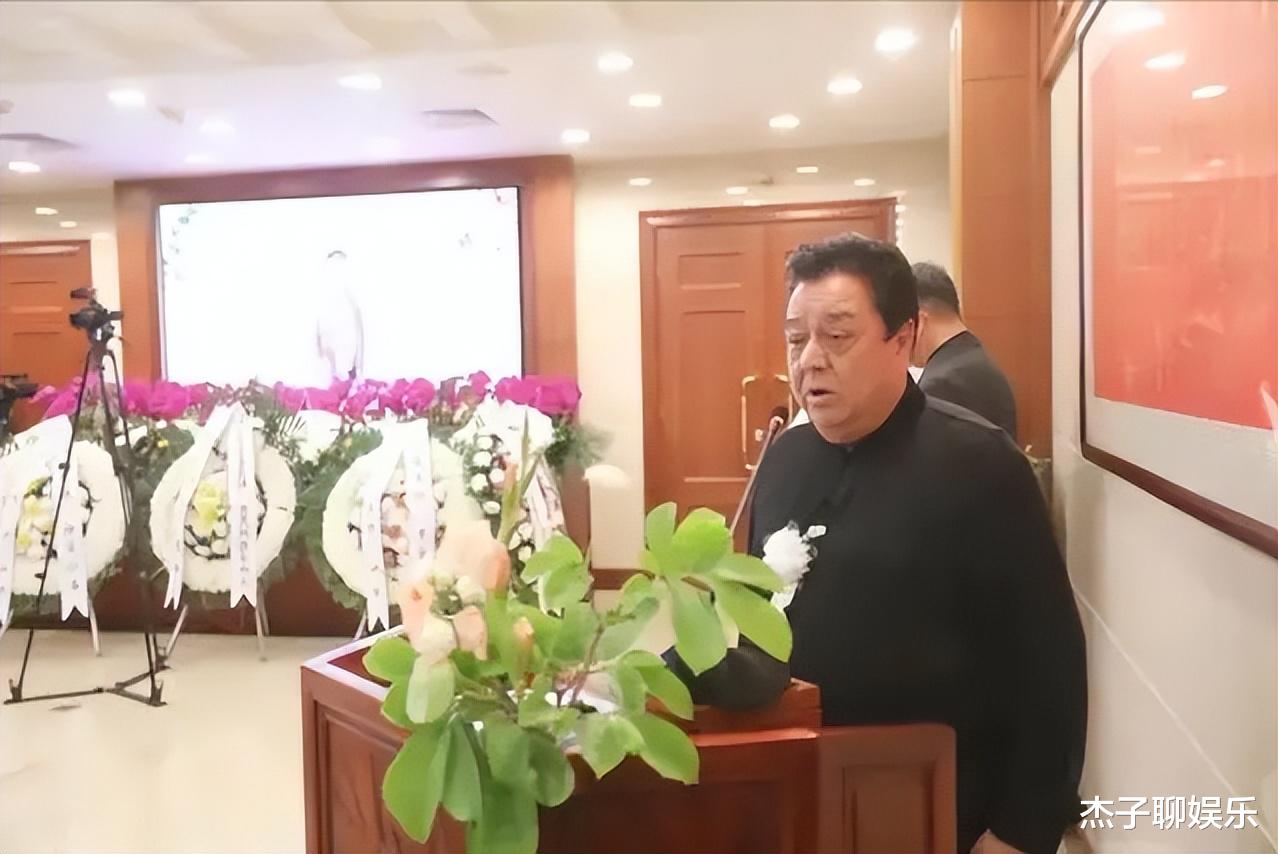|吴耀汉一路走好!洪金宝情绪低落独坐灵堂,与李建华相比显落寞