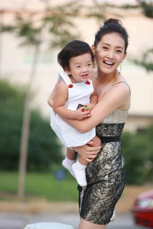 牛莉|牛莉：8次登春晚，24岁嫁给大7岁圈外男友生儿育女，50岁依旧很美