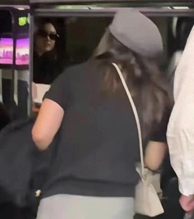 杨颖事业遇麻烦,晒照疑做无声回应,黄晓明发文形成反差