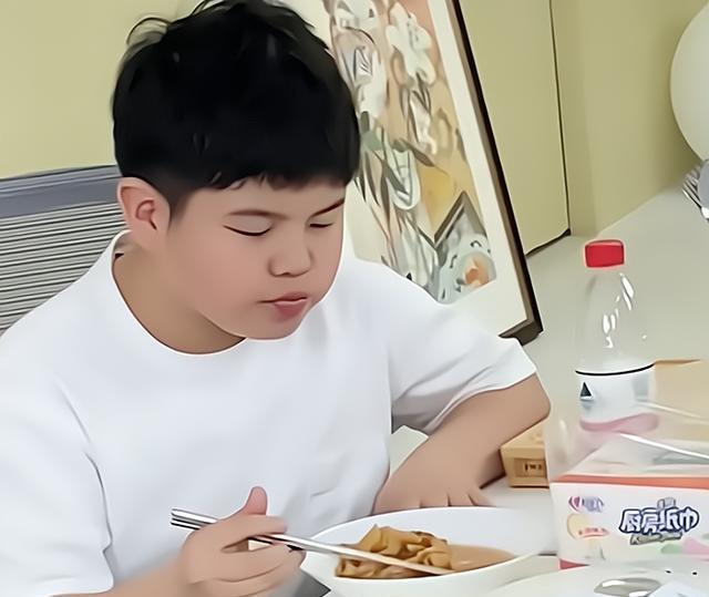 沙溢|沙溢晒全家福惹争议,俩儿子一个胖一个壮,胖得都快刹不住车了