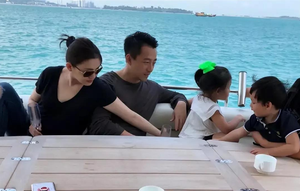 大S|7岁汪希箖近照!穿白色T恤与小黑裤去见富豪爸爸好帅,大S未现身