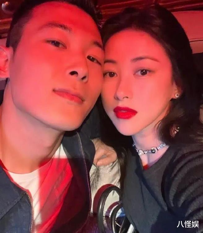 朱珠|朱珠北京上课被拍,素颜独坐在最后一排,配合同学拍照超亲和