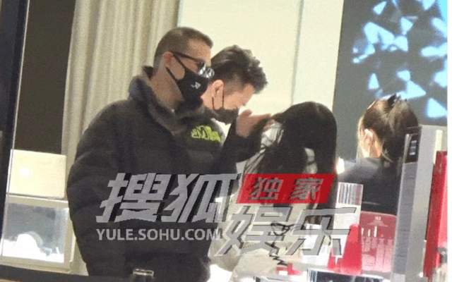 汪峰|汪峰罕带二女儿外出购物，颜值首曝光五官似妈，父女关系略显生疏