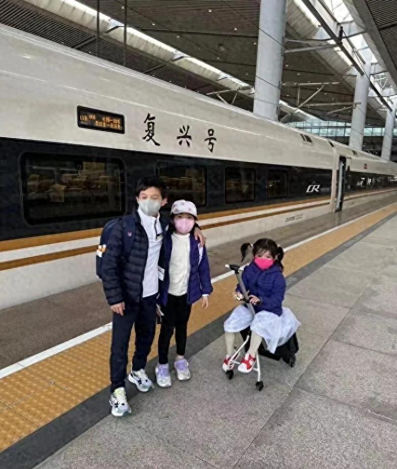 这一次,“独宠”郭晶晶二女儿的霍震霆,让所有人都刮目相看了!