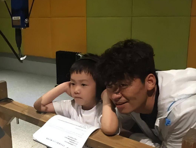 王宝强|王宝强现身香港探望儿子，王子豪一年学费19万，冯清保持一定距离随行