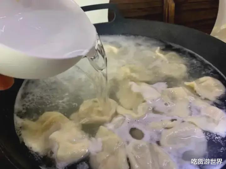 |煮饺子时，“点水”还是“不点水”？白案师傅：差别很大，弄明白
