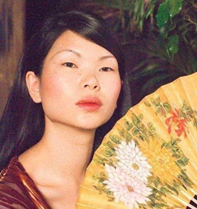 国际“丑模”吕燕逆袭,嫁入法国贵族家族,生下混血儿子颜值惊为天人