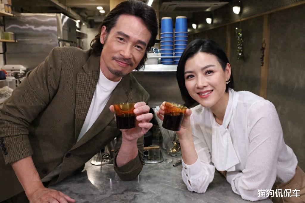 TVB视帝深圳超市扫货!裤子穿成长短脚显邋遢,挨个合影无架子