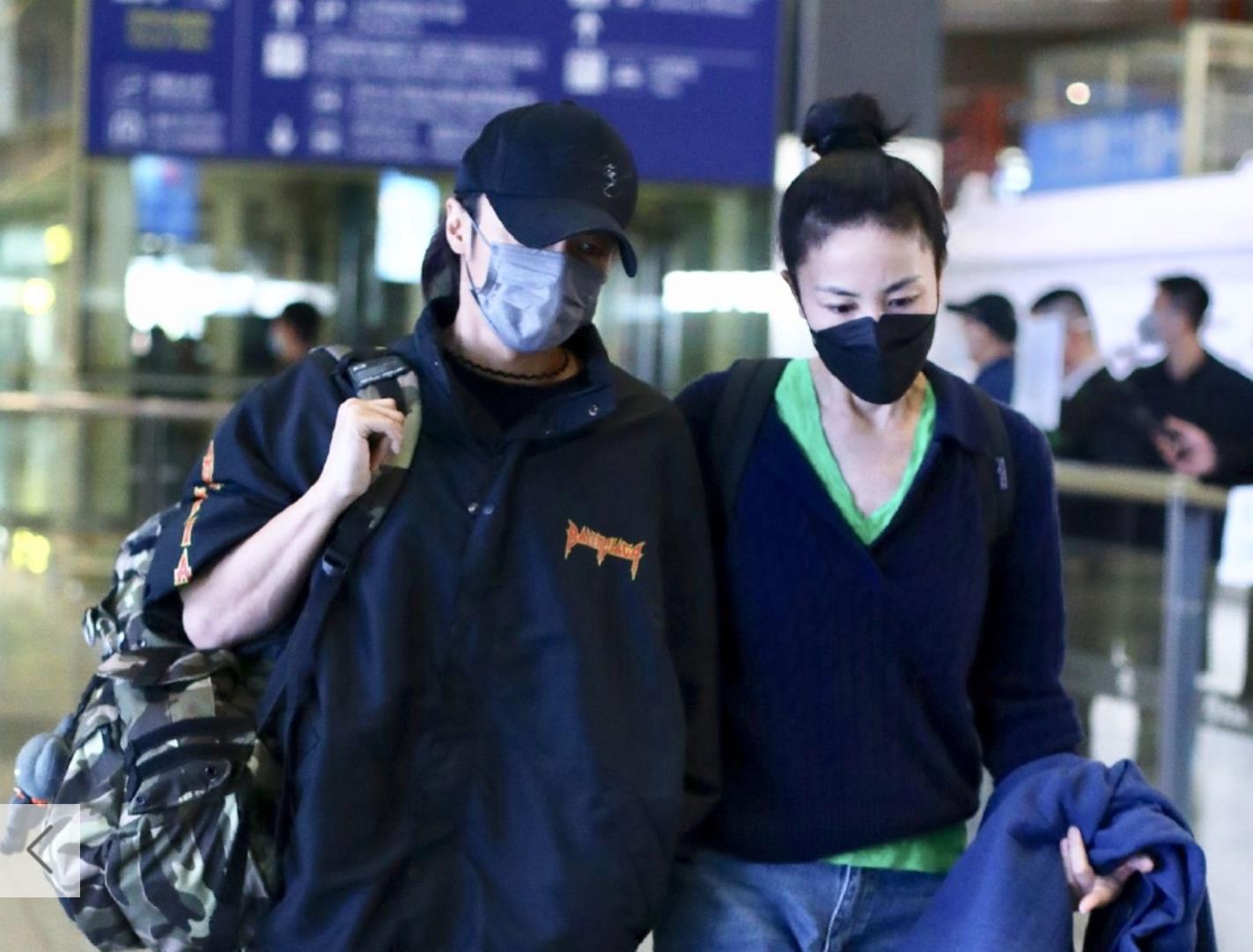 王菲|王菲与李嫣最新合照曝光，母女国外享受阳光浴