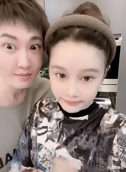 赵本山|赵本山爱妻背40万爱马仕会亲家,女婿卑微忙伺候,球球穿喜袍变胖