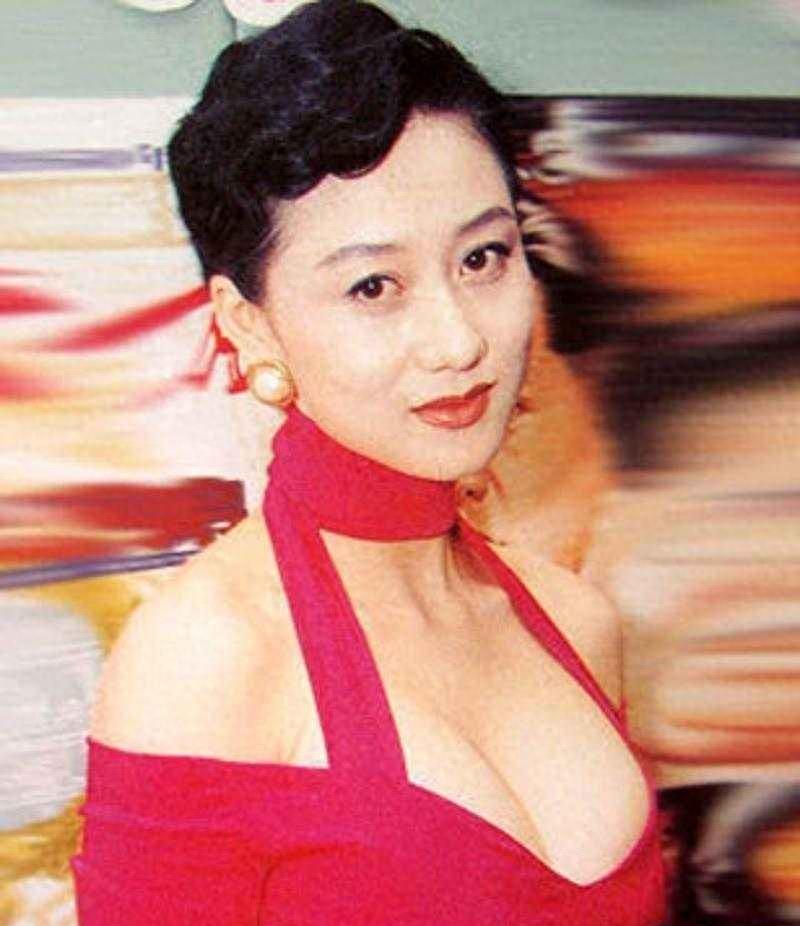 李连杰晒妻子近照,61岁利智衰老似老奶奶,反观前妻的状态依然优雅