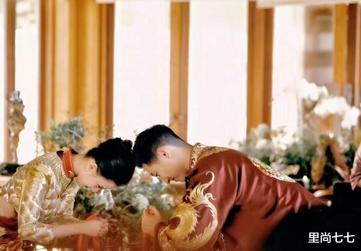 窦骁|窦骁妈妈比二太还美！俩亲家齐聚婚礼，窦妈妈蓝旗袍比二房还贵气