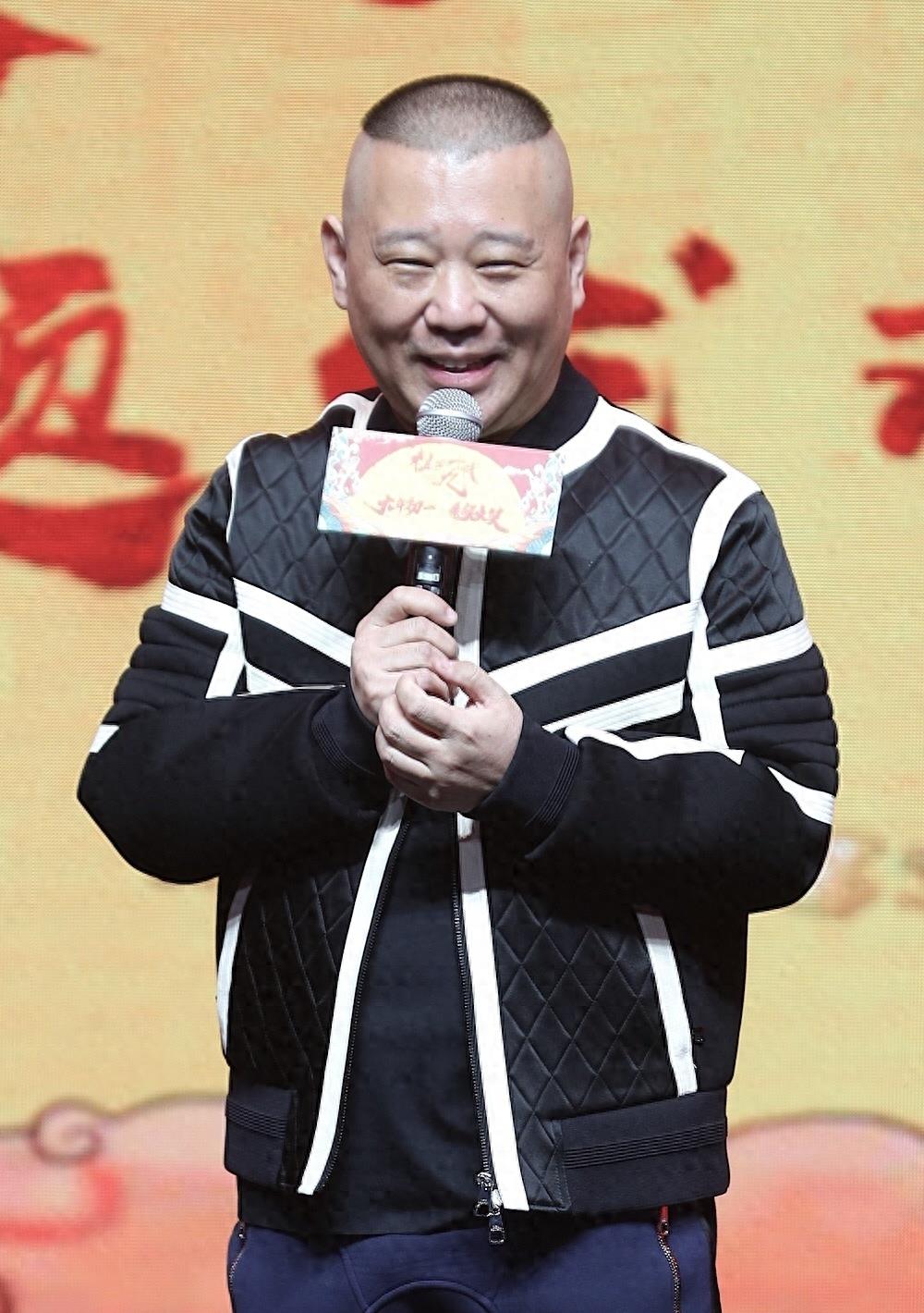 曝郭德纲移民澳洲住富人区，全家穿睡衣出门，8岁的儿子不上学争议