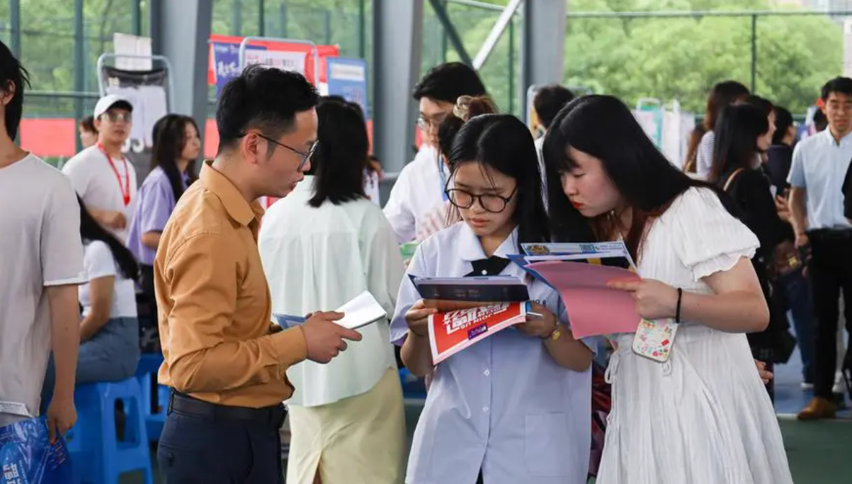 00后|“00后，社恐，反内卷”，女大学生进厂养猪，底薪4000没事就旅游