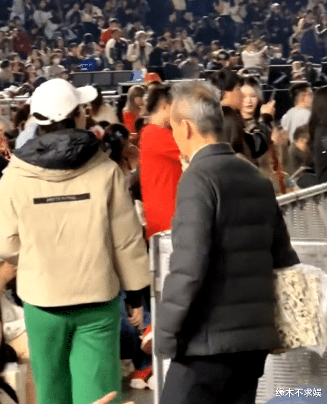 王石夫妇日本看演唱会,42岁田朴珺素颜皮肤差,王石如小跟班!