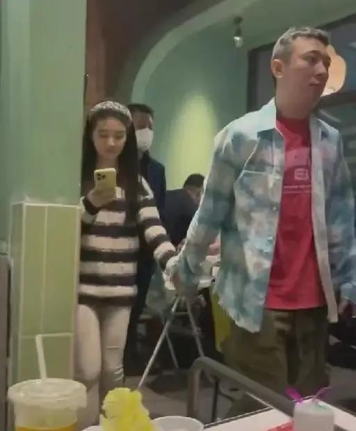 突发大瓜!王思聪被曝当爸,抱孩子照片流出,去年牵手大肚子女生