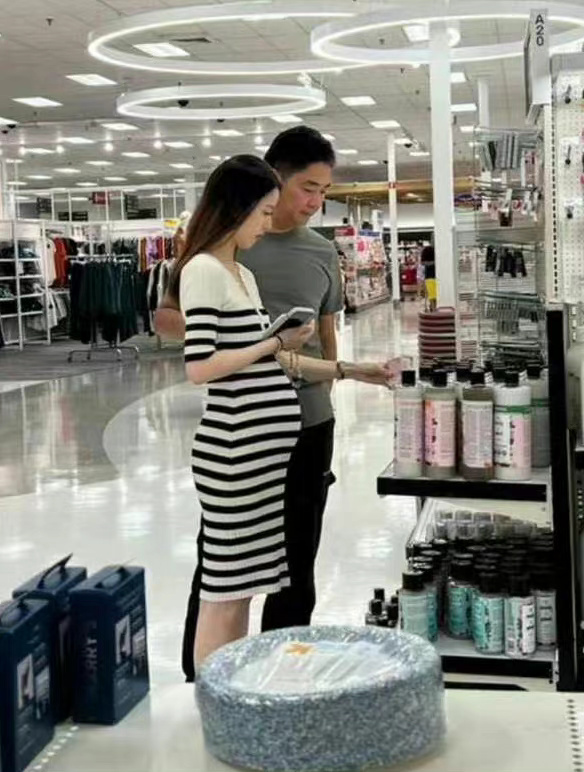 章泽天|章泽天生二胎首露面,与章子怡同框美貌不输,戴昂贵珠宝婚戒抢镜