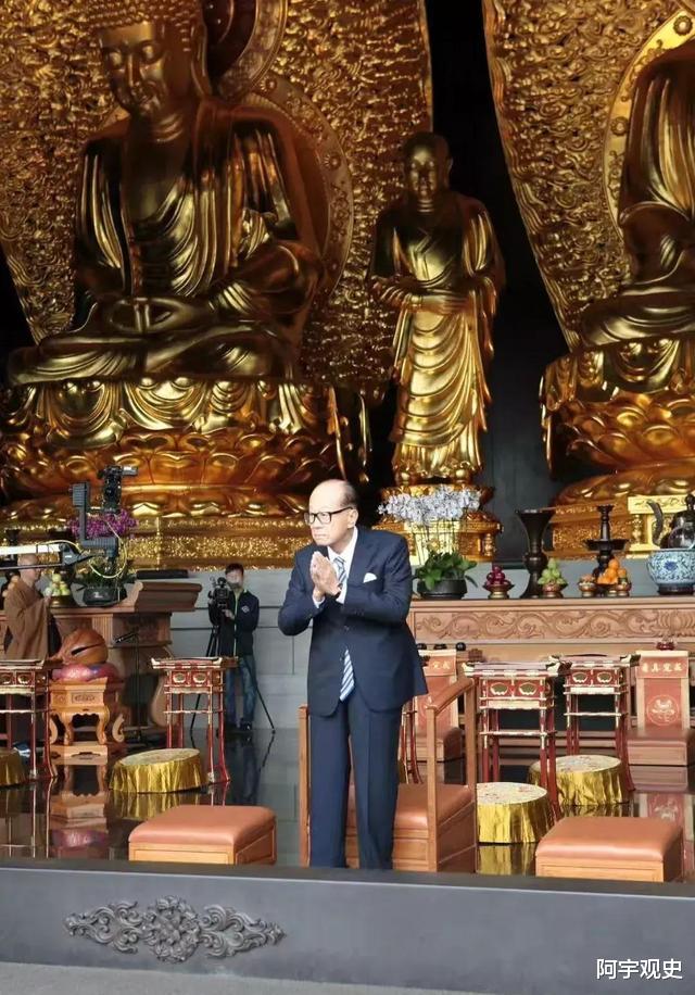 回顾：95岁李嘉诚现身灵隐寺，身形暴瘦腿如麻杆，众保镖贴身保护