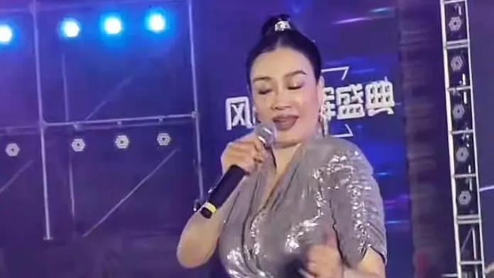 钟丽缇现身苏州商演捞金，身材雍容似发福不少，演唱卖力青筋暴起