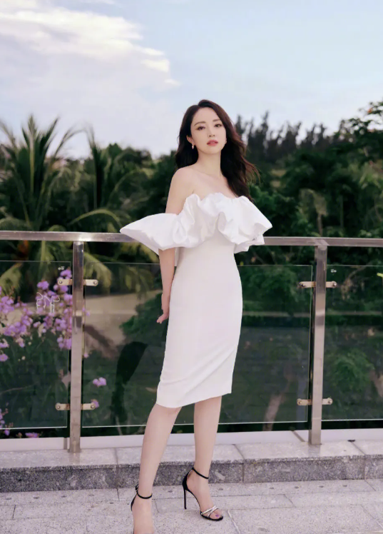 44岁董璇与前夫疑复合！一家3口同游影视城，多名闺蜜助阵显温馨