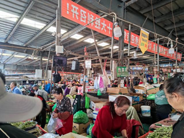 美食教程|东北大哥早市花100元买菜,晒3菜1汤引热议,网友:便宜但不离谱