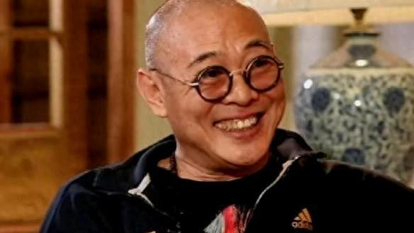 “限籍令”再出重锤李连杰无视警告援助北美，郭德纲引火烧身