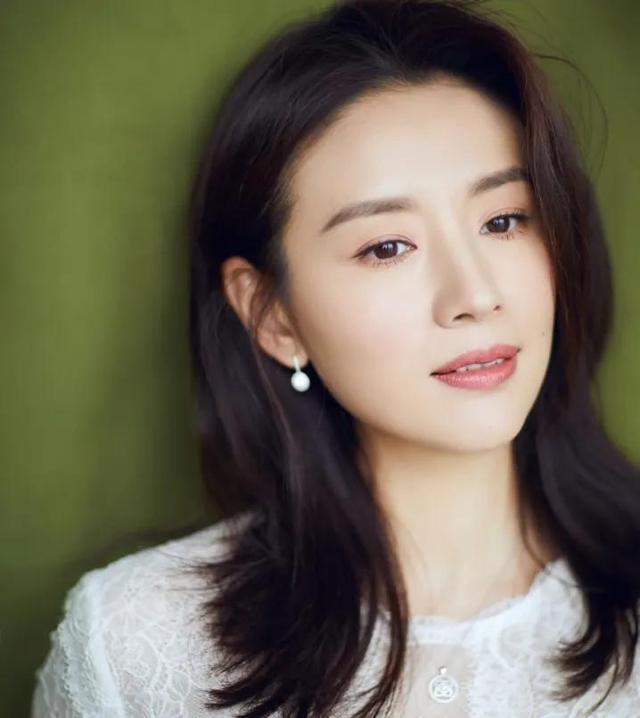 郭富城|42岁董洁三里屯被偶遇!皮肤水嫩似18岁少女,被曝一场直播卖2亿