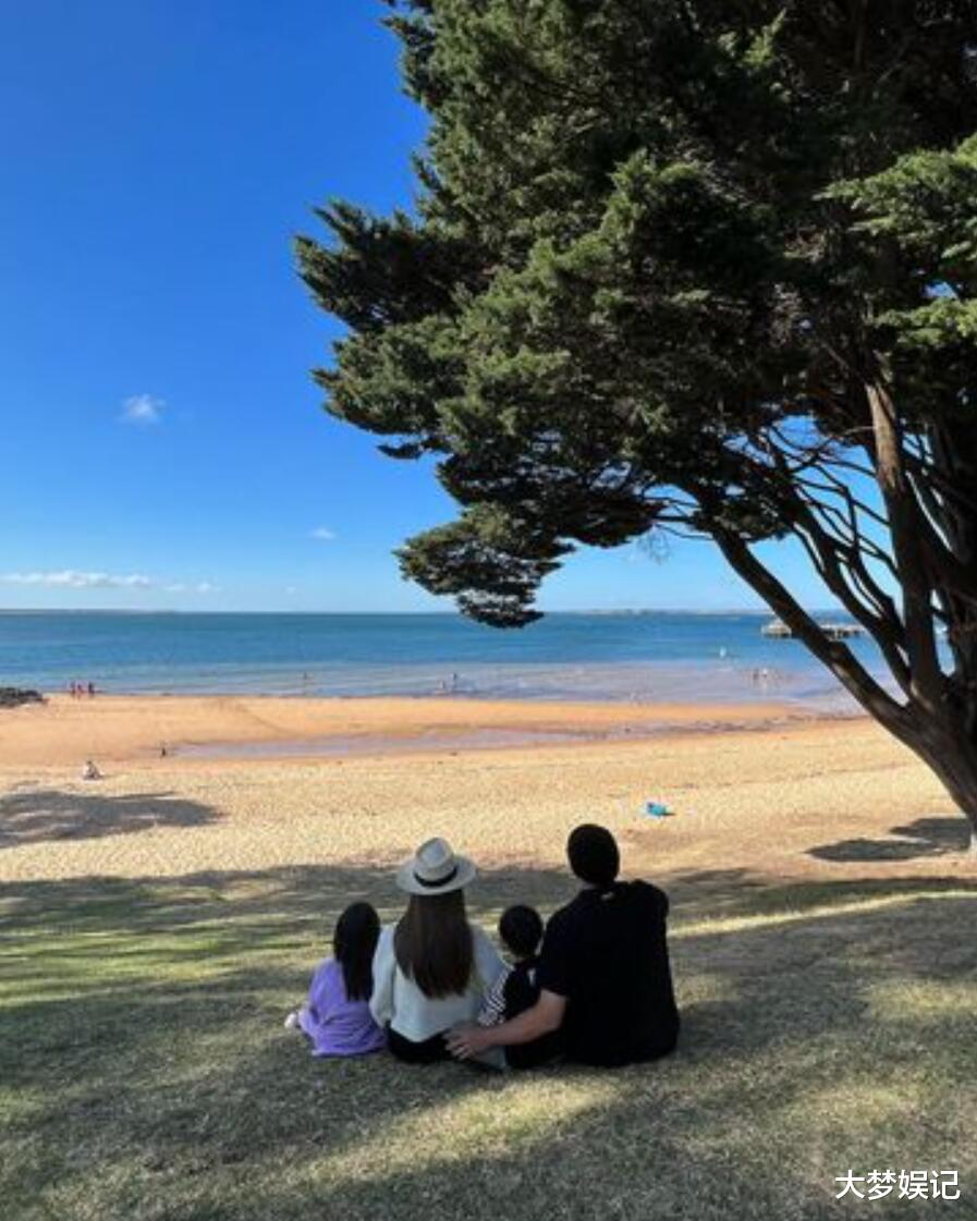 周杰伦3儿女“最新近照曝光”!Romeo海上伸手护母姐,昆凌夫妻放闪