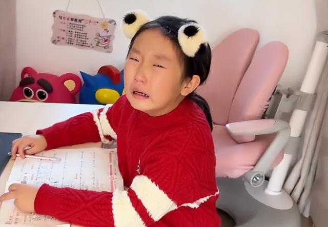 |9岁杨子钰带伤录视频，疑似被父亲做梦误伤到，钰妈坦言不想再婚