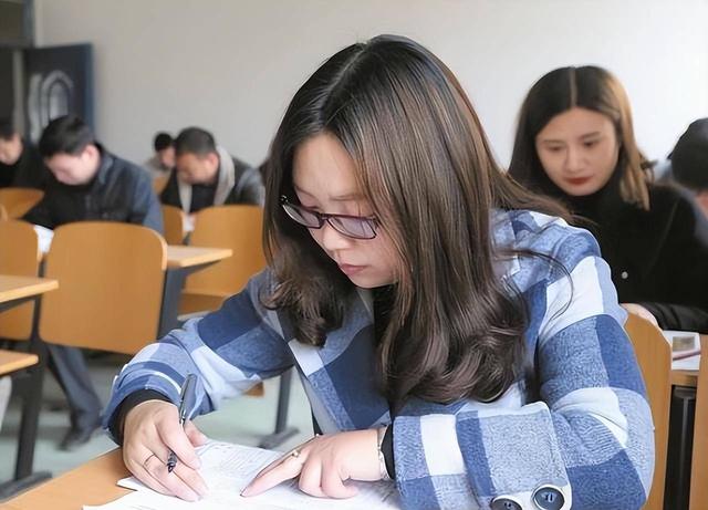 关晓彤|关晓彤考编另有原因，与薪资收入关系不大，一般人很难理解