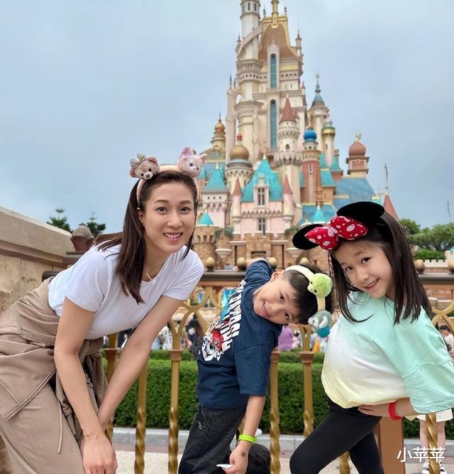 林峰|林峰前女友三胎产后6个月,一个人带3个孩子游玩,素颜皮肤黄显老