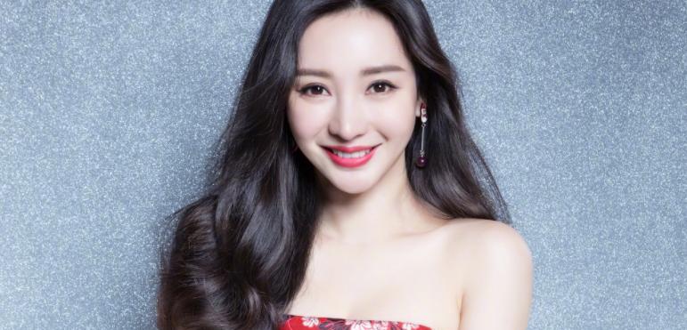 柳岩瘦到脱相，她的事业线也没了，暴瘦背后揭示了娱乐圈残酷一面