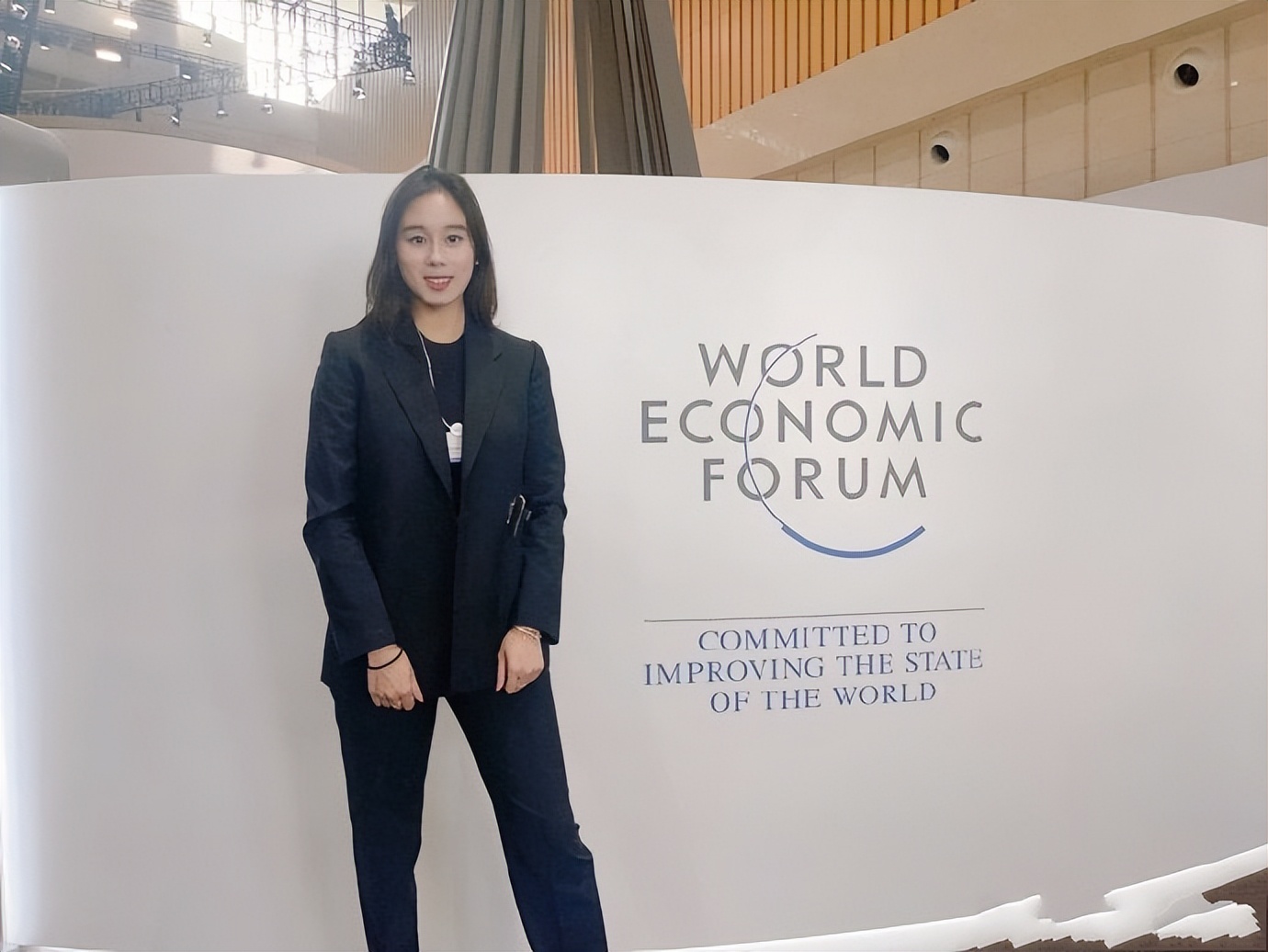 赌王千金何超欣参加活动，身边两位帅哥颜值爆表、李宇春也来了