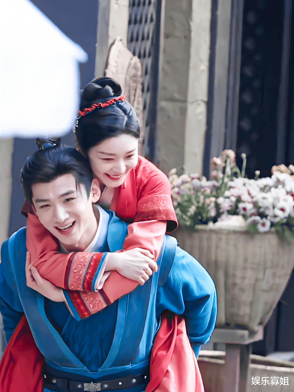 白敬亭|刘大锤曝白敬亭宋轶还在热恋，感情稳定是好事，他俩挺般配