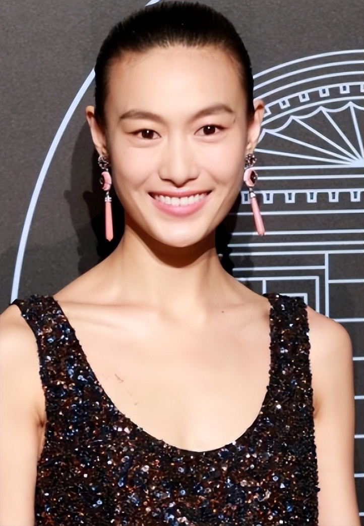 陈冠希与华谊董事长的妻子，在日本街头激情拥吻，一石激起千层浪