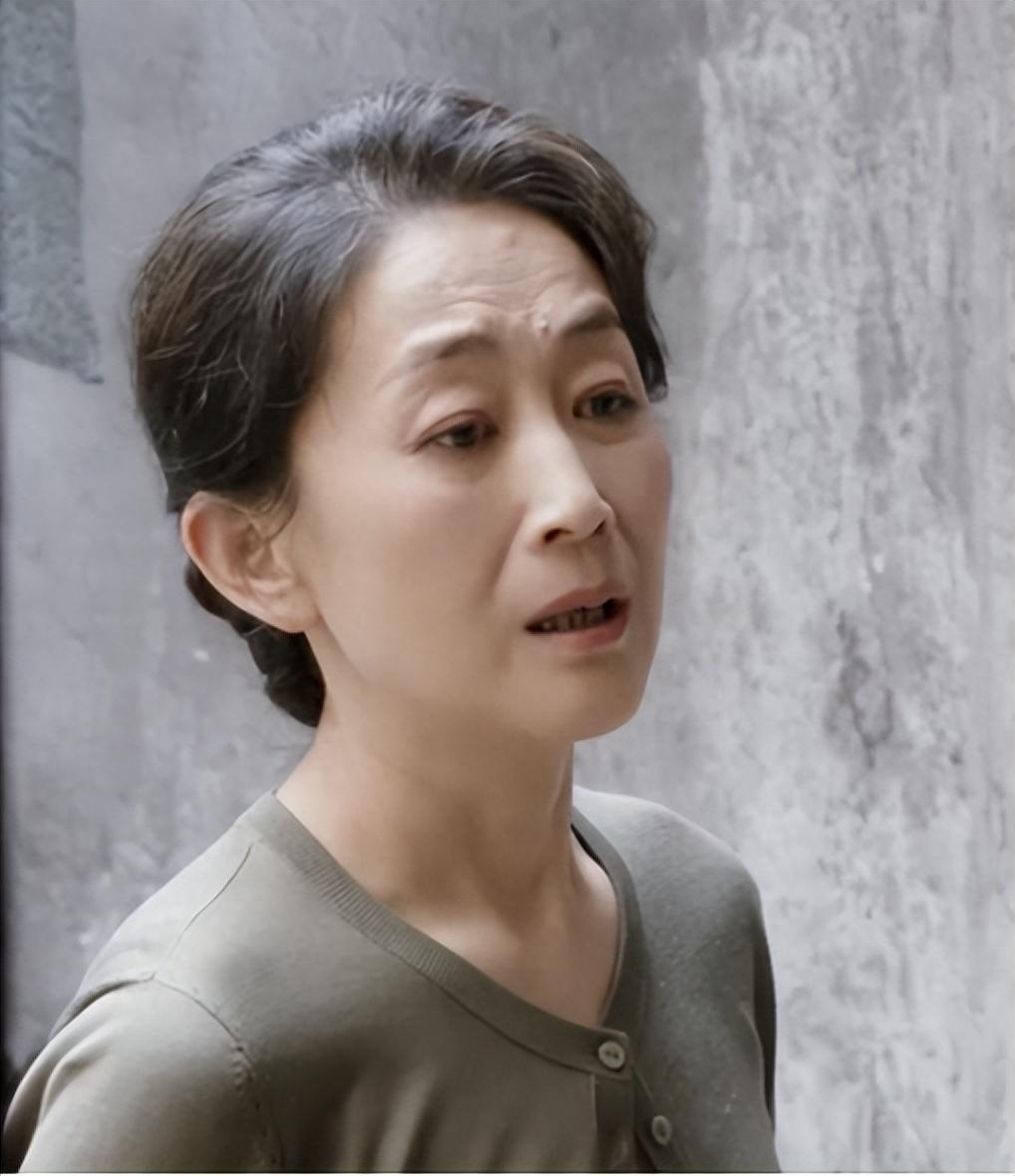 “娱圈异类”高龄女明星，20年不吃米饭，和亲哥不婚不育相伴终生