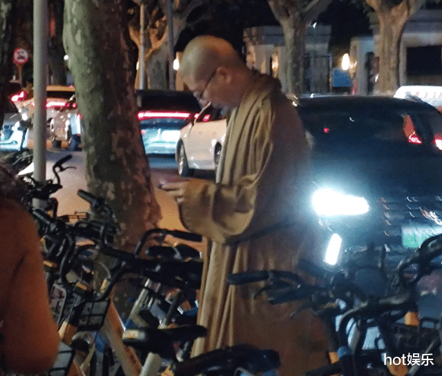 笑果禁演,李诞公园闲逛路边吃串,衣服皱巴,落魄成“退休老人”