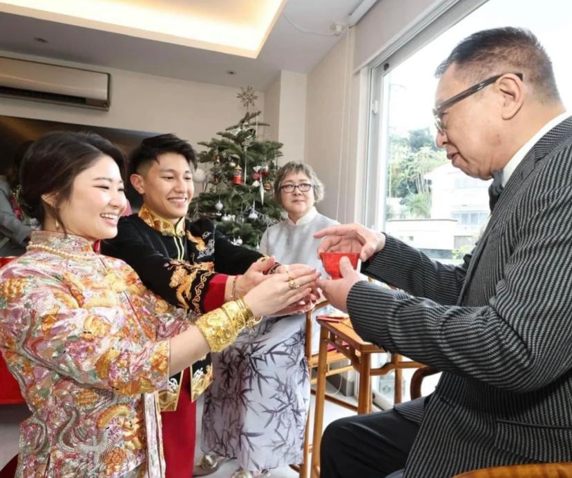 74岁许绍雄嫁女,charmaine手戴两对金镯子超抢镜,婚礼现场曝光