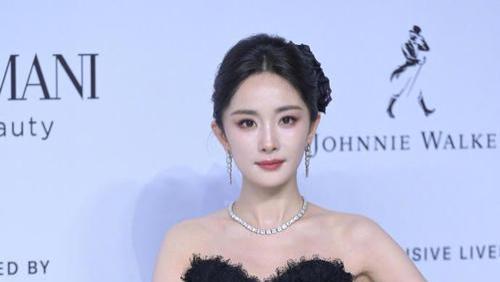 杨幂的特色与风格：红毯走秀的魅力展示与演艺事业的成就