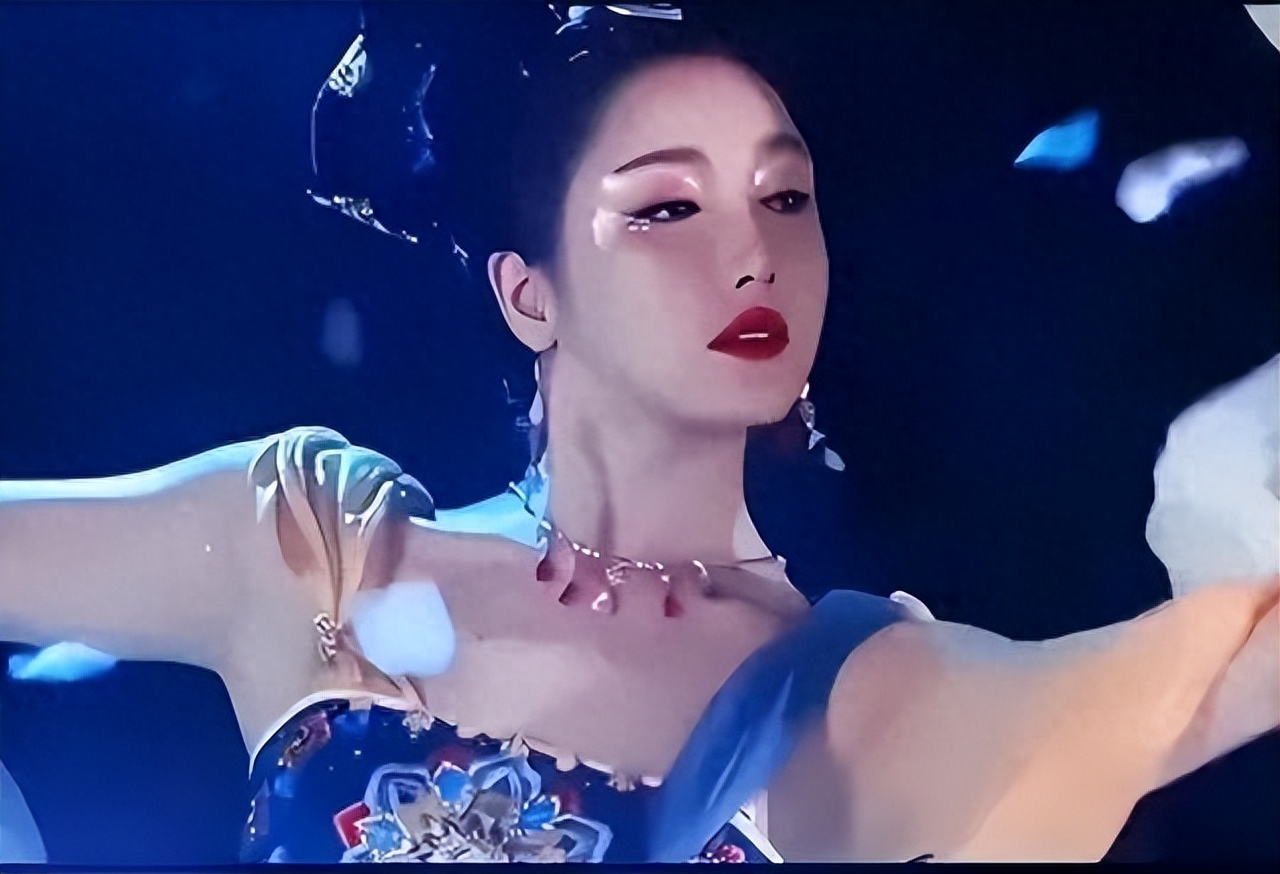 她是许家印花多少钱都留不住的女人，在许家印最辉煌时她选择离开