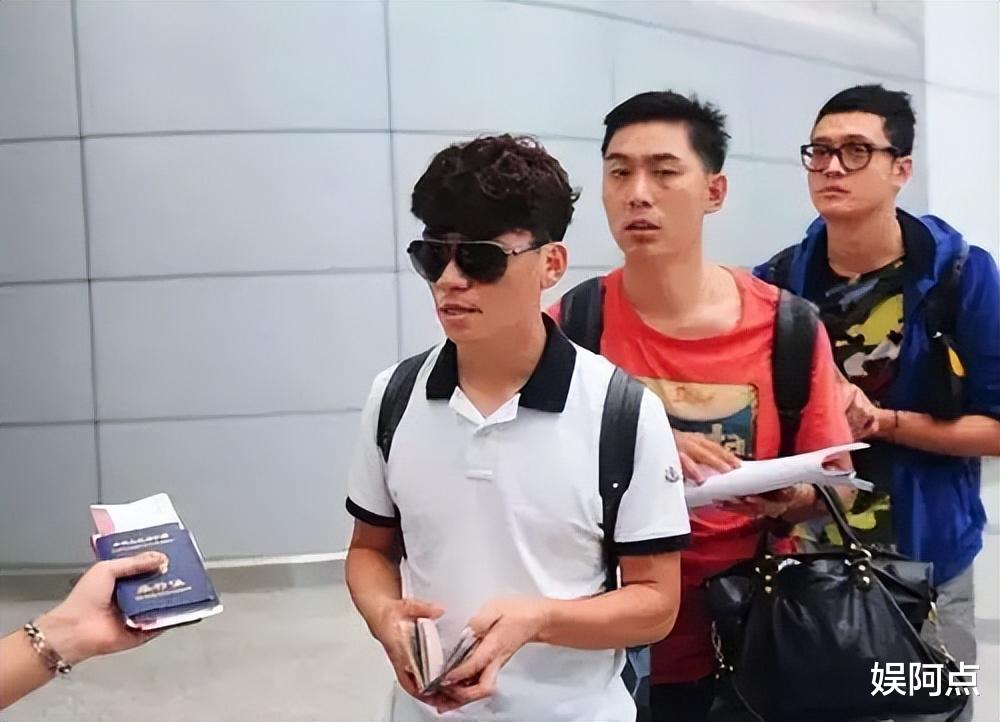 被王宝强送进监狱的宋喆露面了,现身理发店黑眼圈严重!尽显老态